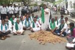 ಈರುಳ್ಳಿ ಬೆಳೆ ನಷ್ಟ: ಪರಿಹಾರಕ್ಕೆ ಆಗ್ರಹಿಸಿ ರೈತರ ಪ್ರತಿಭಟನೆ.!